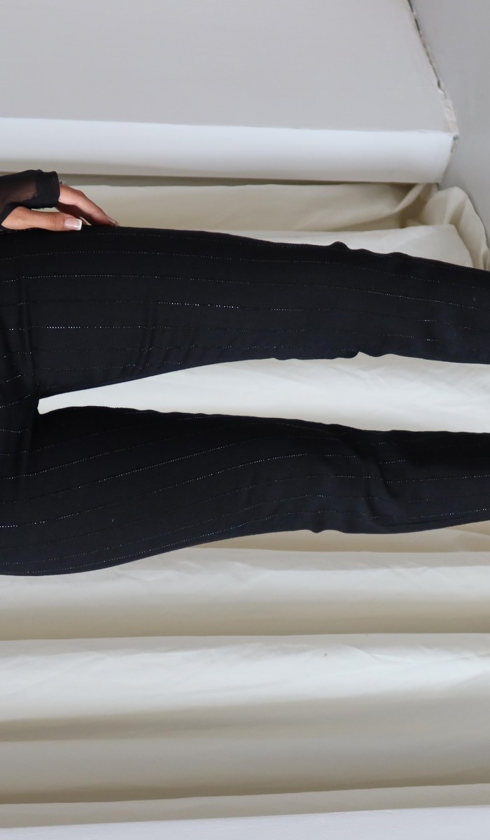 Yüksek Bel Paça Kesik Detaylı Taş İşlemeli Siyah Jean Pantolon