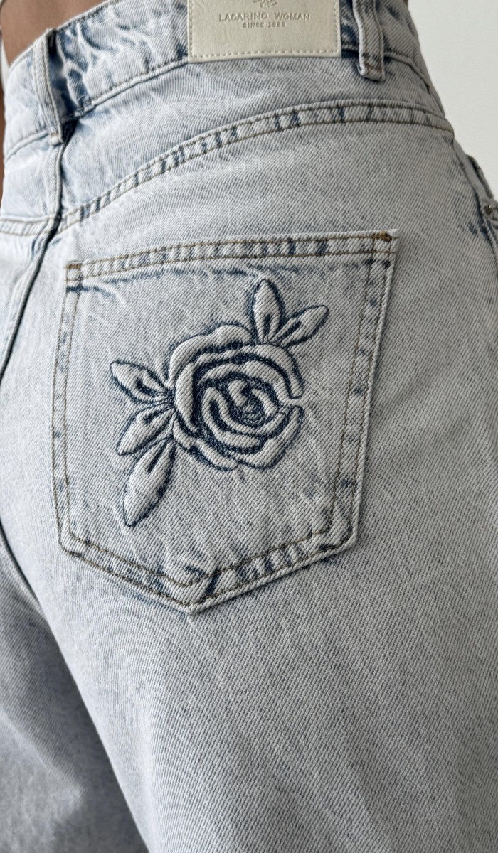 Yüksek Bel Gül Nakış Detaylı Light Blue Denim Şort