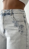 Yüksek Bel Gül Nakış Detaylı Light Blue Denim Şort