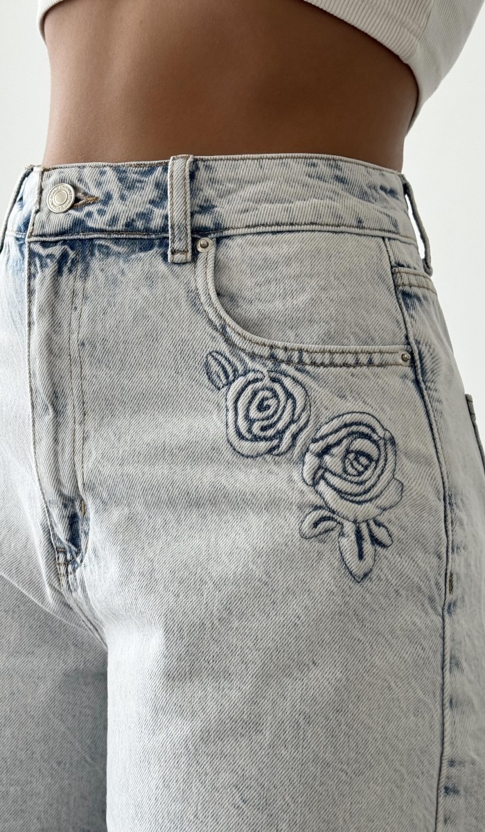 Yüksek Bel Gül Nakış Detaylı Light Blue Denim Şort