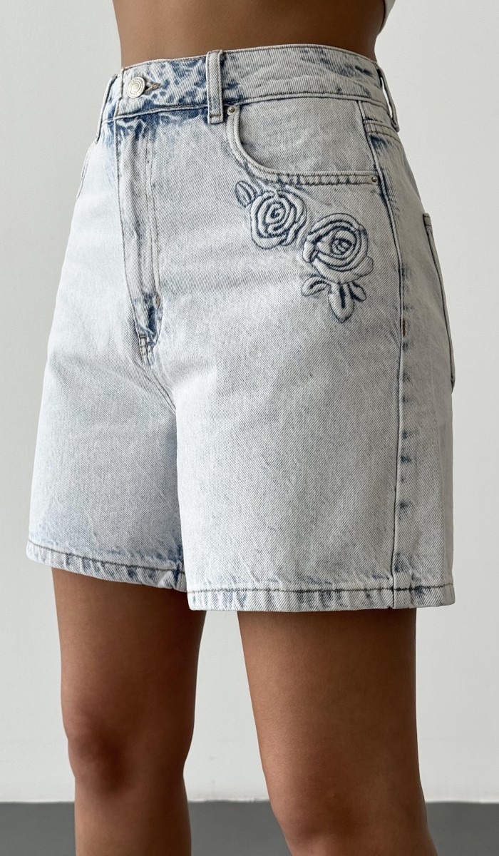Yüksek Bel Gül Nakış Detaylı Light Blue Denim Şort Yüksek Bel Gül Nakış Detaylı Light Blue Denim Şort