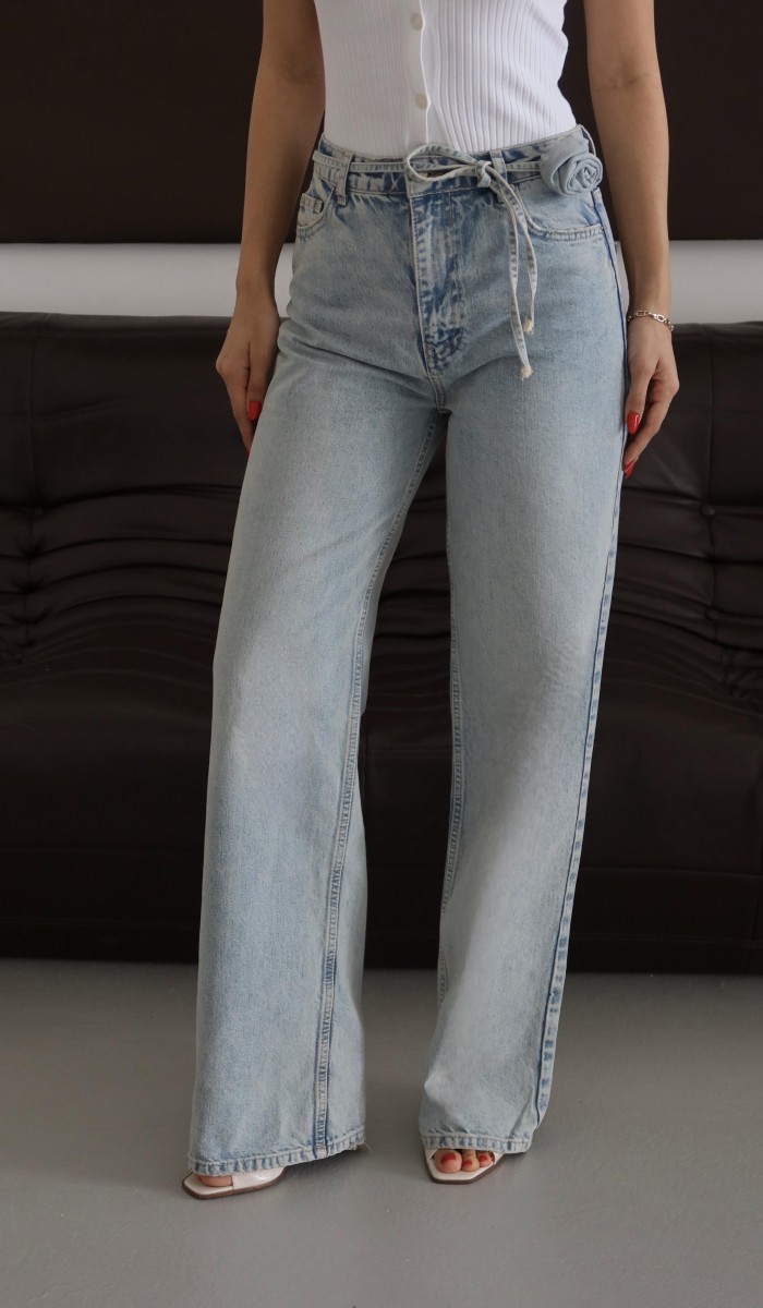 Yüksek Bel Kemer Kuşak ve Gül Çiçek Broş Detaylı Blue Tint Jean Pantolon