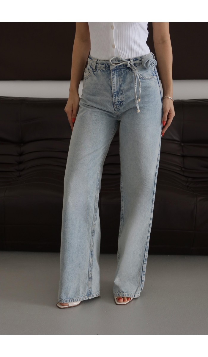 Yüksek Bel Kemer Kuşak ve Gül Çiçek Broş Detaylı Blue Tint Jean Pantolon