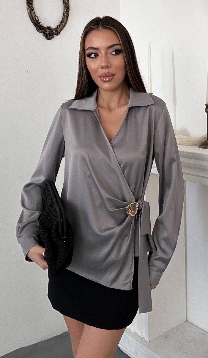 Gri Düğme Detaylı Saten Bluz L Gri Düğme Detaylı Saten Bluz L
